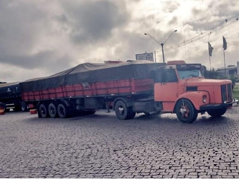 Marginais assaltam caminhoneiro com caminhão em pane e o guincheiro no Km 111