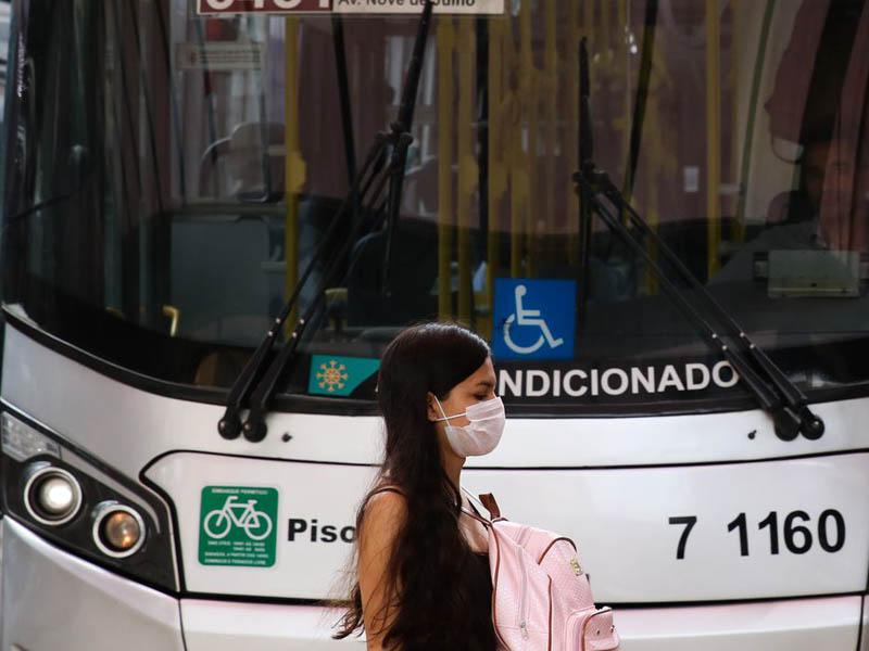Fiocruz considera prematura retirada de máscaras e passaporte