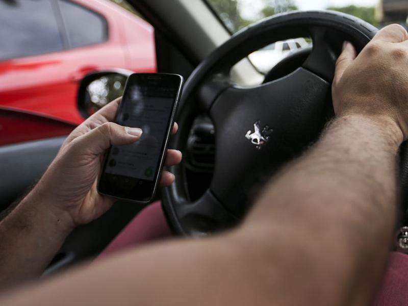 Uso de celular ao volante é atitude que mais incomoda motorista