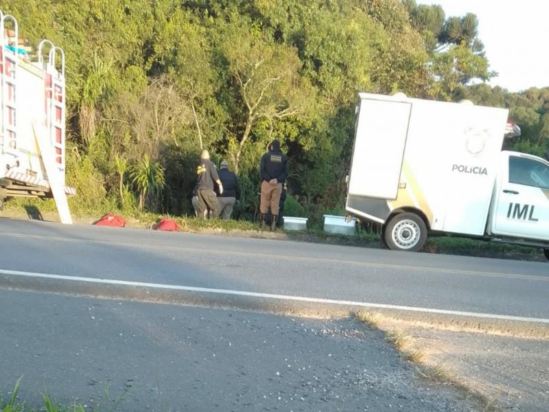 Mãe e filho morrem em grave acidente na PR-423 após carro sair da pista e cair em ribanceira 