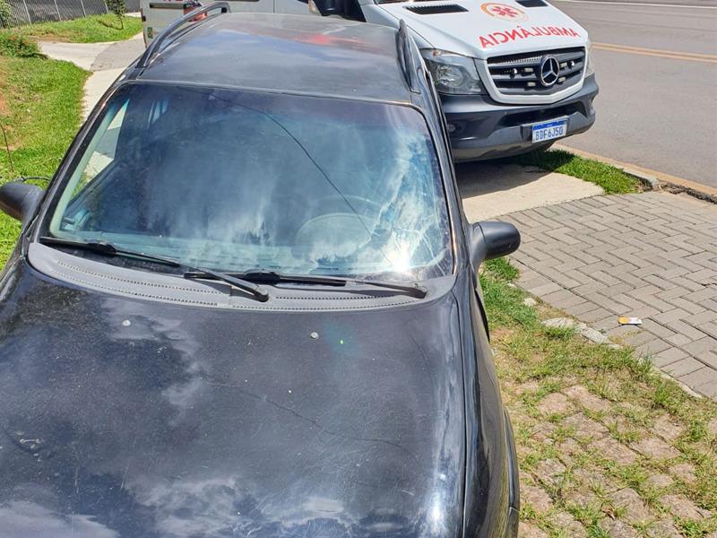 Motorista socorrido pelo SAMU após colidir com o carro em muro na Ferraria