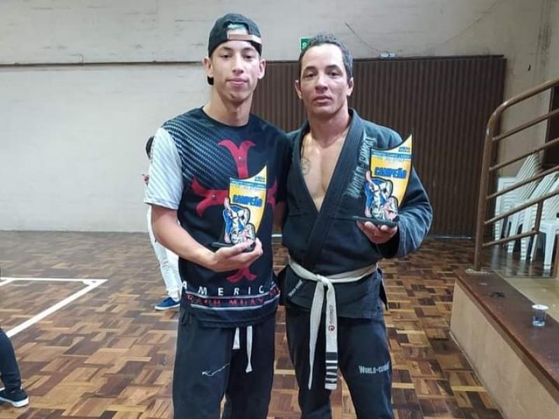 Pai e filho no topo do pódio no Desafio Campo Largo de Jiu-jitsu