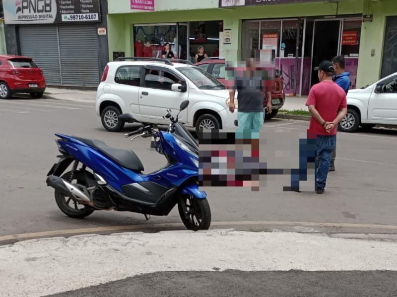 Motociclista ferida em acidente na Avenida Bom Jesus em Campo Largo 