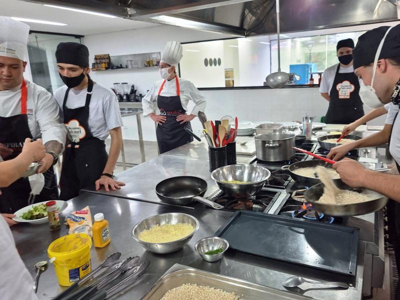 Estado e Abrasel oferecem cursos com garantia de empregos em restaurantes