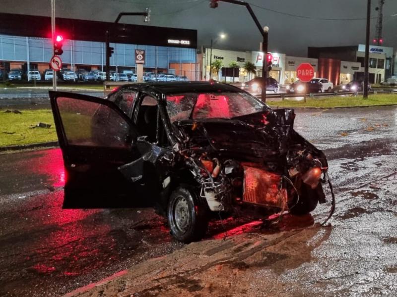 Colisão traseira entre veículos na antiga 277 deixou dois feridos