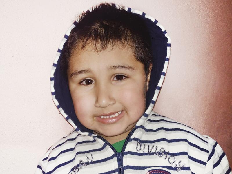 Família arrecada itens para bazar semanal para pagar exame ao filho autista 