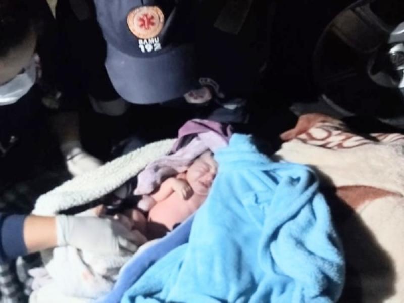 Bebê apressadinha surpreende a mãe e nasce no estacionamento do prédio onde moram