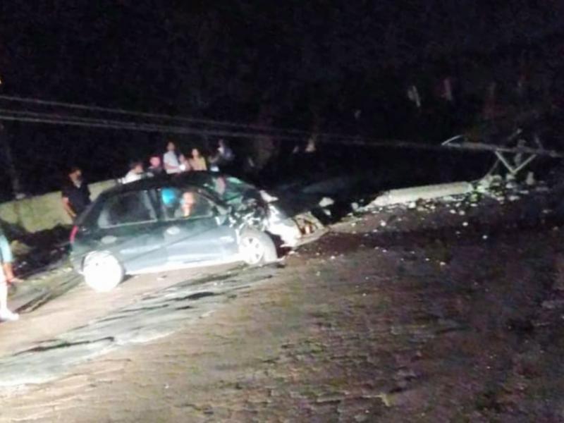 Veículo desgovernado derruba poste no Itaqui e ocupantes ficam gravemente feridos