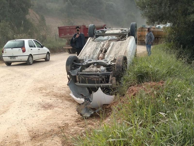 Homem ferido em capotamento em Balsa Nova é socorrido pela equipe do SIATE
