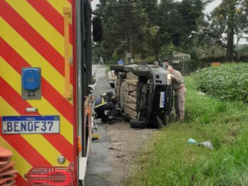 Mulher ferida em capotamento de Ford Fiesta na Estrada de Bateias