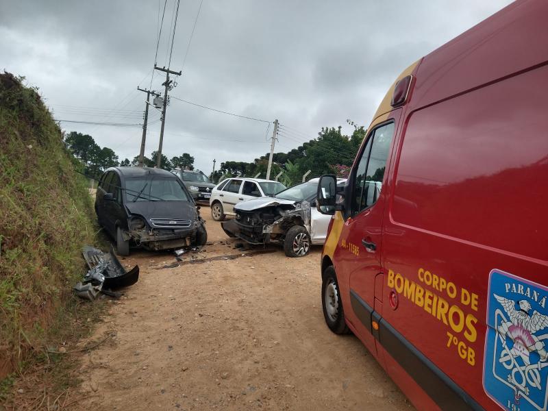 Colisão frontal entre veículos deixa uma mulher ferida na região da Ferraria