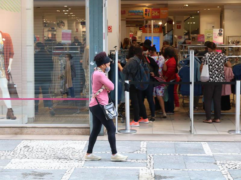 CNC: intenção de consumo das famílias tem ligeira alta em fevereiro