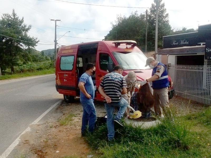 Mulher ferida em acidente entre caminhão e sua bicicleta no Botiatuva