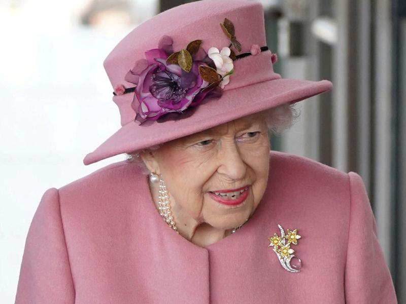 Rainha da Inglaterra mantém-se em serviço mesmo com covid-19