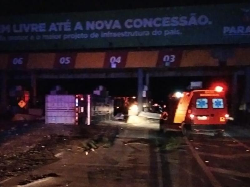 Caminhoneiro morre ao tombar carreta na mureta da Praça de Pedágio