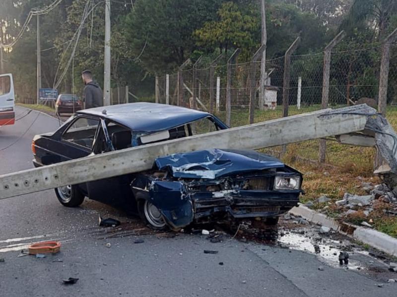 Poste cai em cima de carro na Estrada de Bateias após colisão