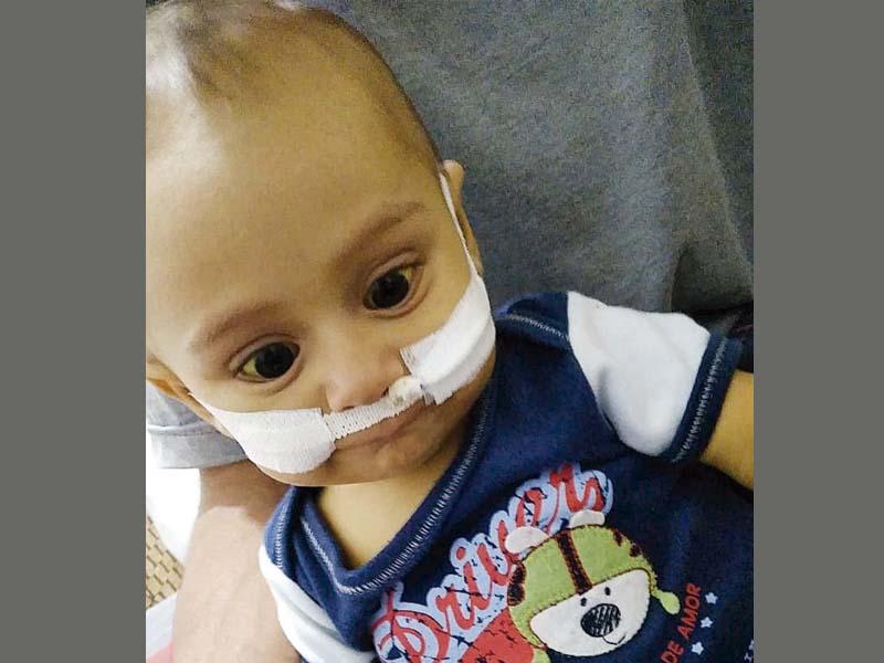 Bebê de 6 meses passa por transplante de fígado e família faz arrecadação para custos