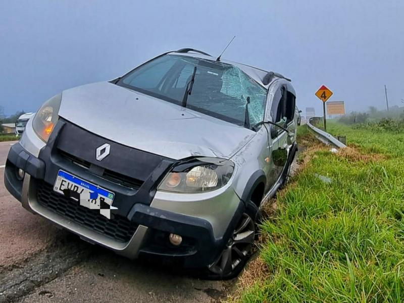 Mulher socorrida pelo SIATE após capotamento no Km 132