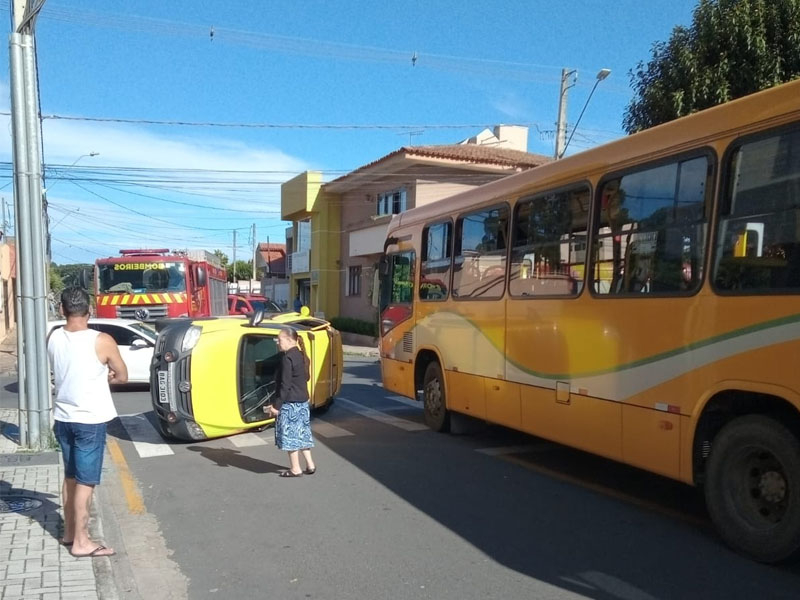 Veículo tomba após colisão deixando três feridos