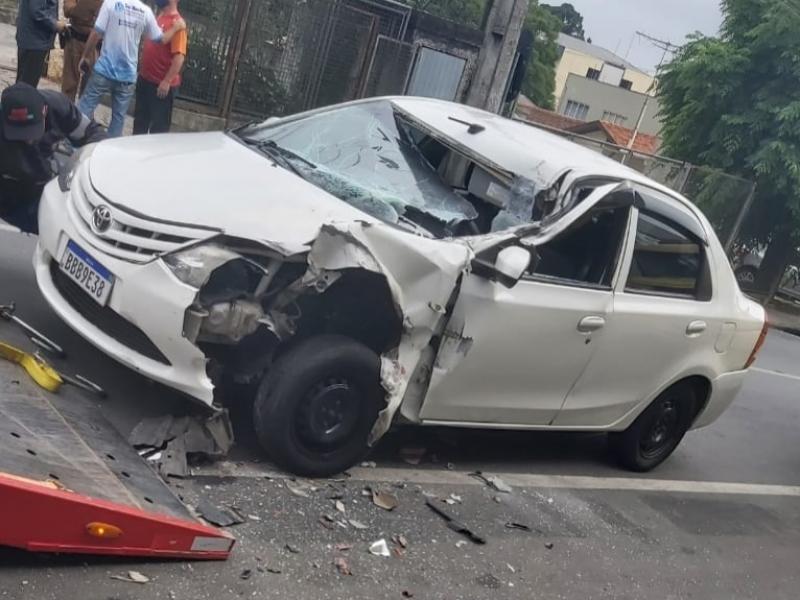 Motorista socorrido pelos Bombeiros após colisão traseira no Centro de Campo Largo