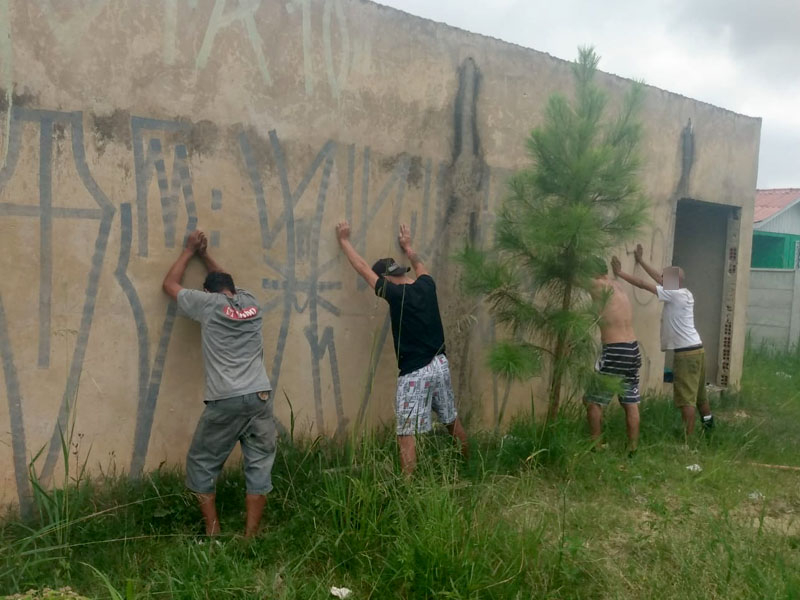 PM detém indivíduos que pretendiam invadir residência em obras na Ferraria
