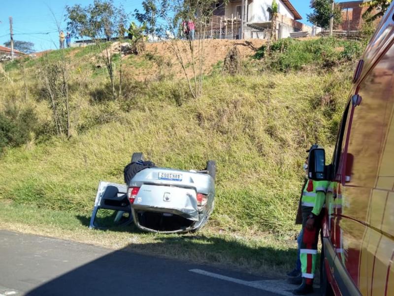 Quatro feridos em capotamento, sendo uma pessoa socorrida em estado grave