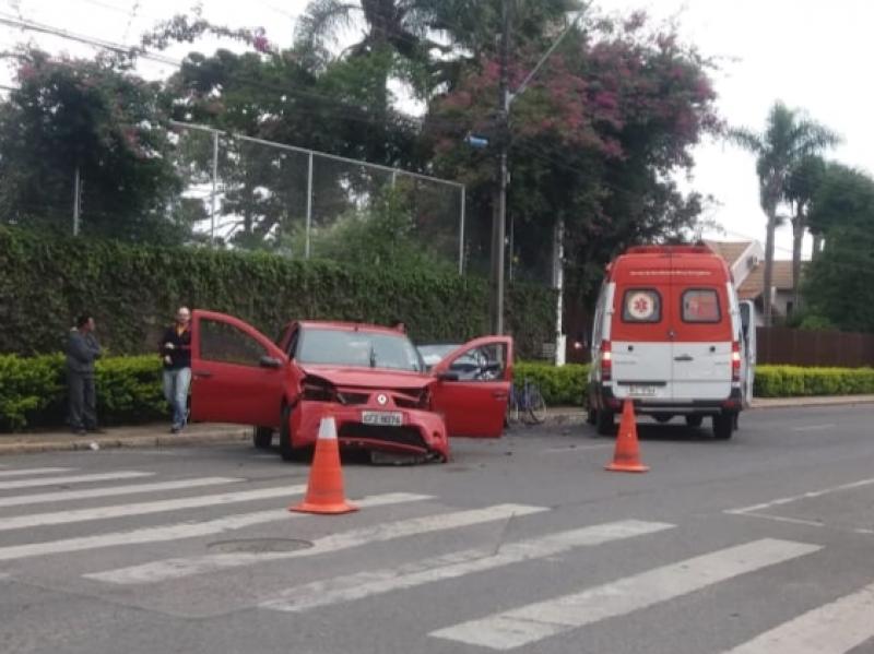 Mulher socorrida pela equipe do SAMU após colisão entre veículos no Centro