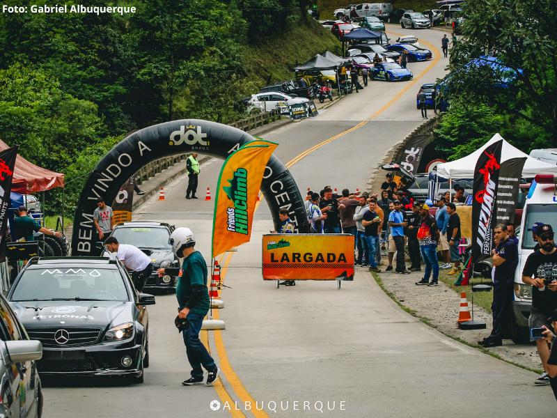 Evento automobilístico de subida da montanha  leva milhares de pessoas à Estrada da Itambé
