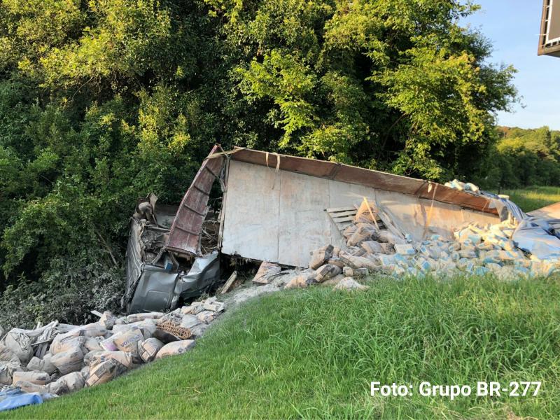 Caminhoneiro é socorrido pela equipe do SAMU após sair da pista no Km 102