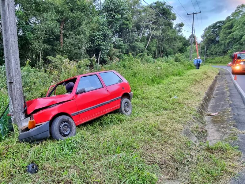 Três feridos em colisão contra poste de iluminação pública na PR-090 em Bateias 