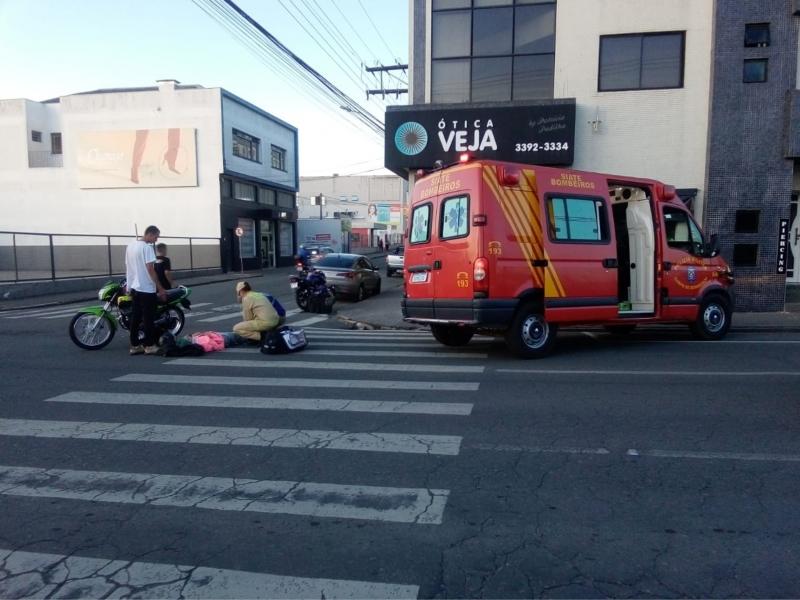 Motociclista sofre queda após atropelar cachorro no Centro de Campo Largo 