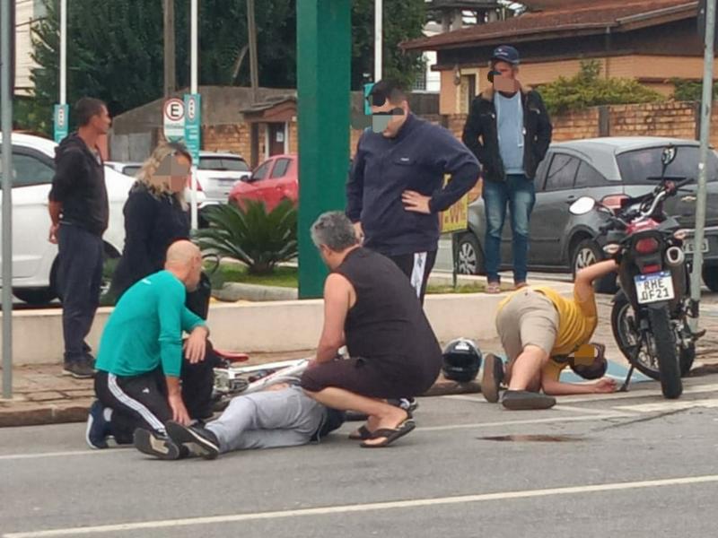 SAMU socorre vítima de colisão entre carro e motocicleta no Centro 