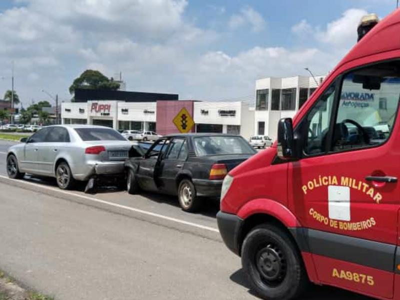 Condutor ferido em colisão entre dois veículos na antiga BR-277