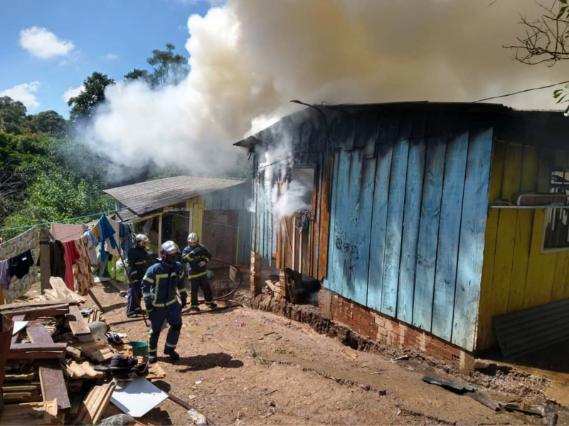 Bebê sofre ferimentos graves em residência consumida pelo fogo
