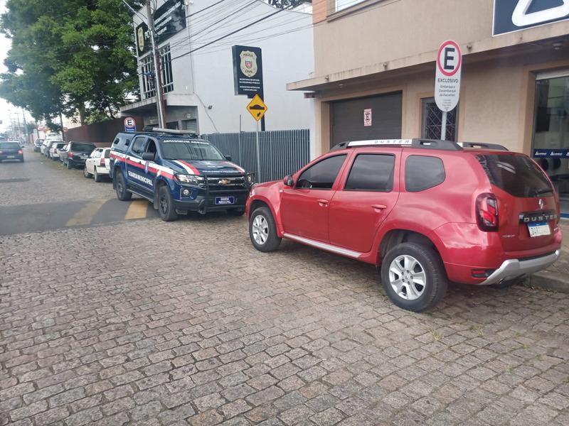 Rapaz é  preso pela GMCL após ser flagrado trocando placa de Duster furtada em Curitiba