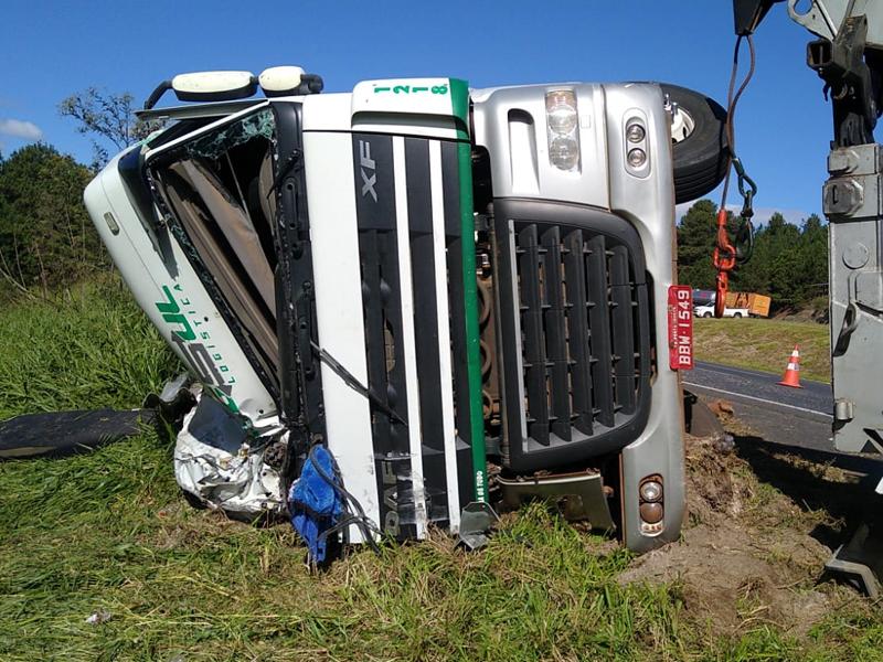 Bombeiros prestam atendimento a duas vítimas em tombamento de carreta na 376 em Balsa Nova