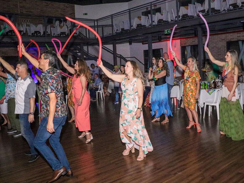 Baile do Havaí reuniu a sociedade campo-larguense no último sábado, 19