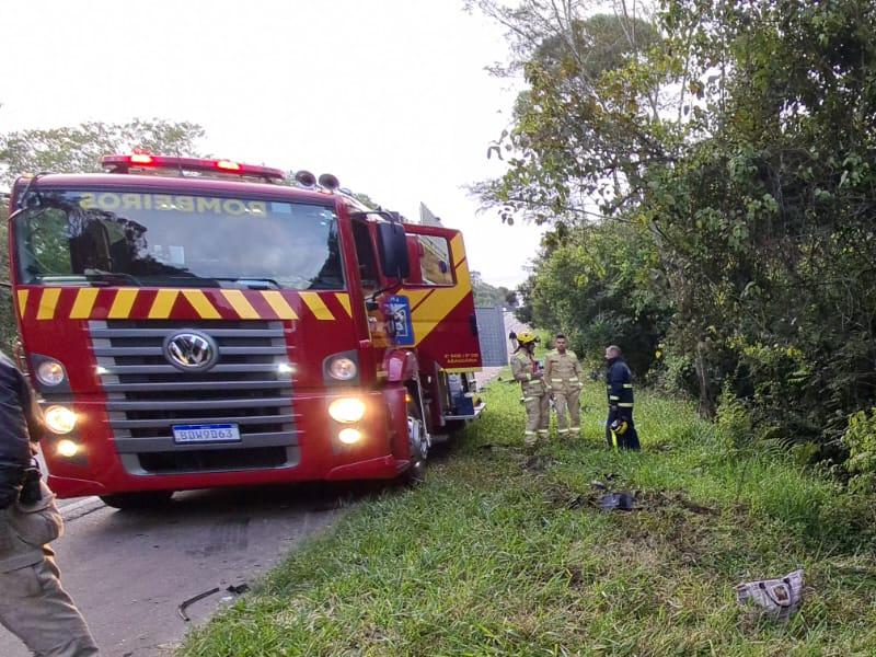 Colisão frontal na PR-423 deixa dois mortos nesta manhã