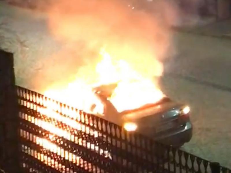 Carro envolvido em acidente com motoboy é consumido pelo fogo