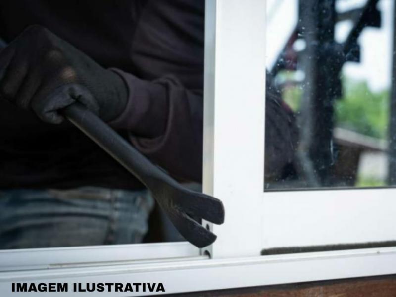 Marginais invadem residência, rendem menor e cometem roubo no Rivabem