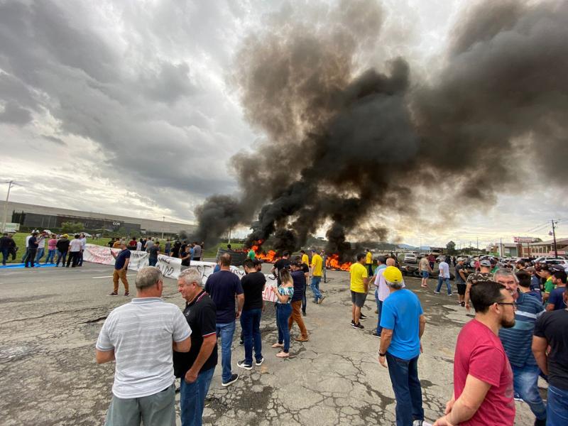 Movimento pró-Bolsonaro fecha BR-277 em Campo Largo