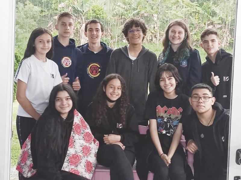 Grêmios estudantis se unem e levam mais  de 200 kg de doações ao Pequeno Cotolengo