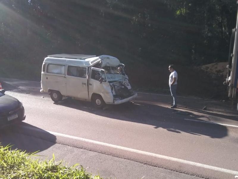 Bombeiros acionados para grave acidente em São Luiz do Purunã envolvendo Kombi e caminhões