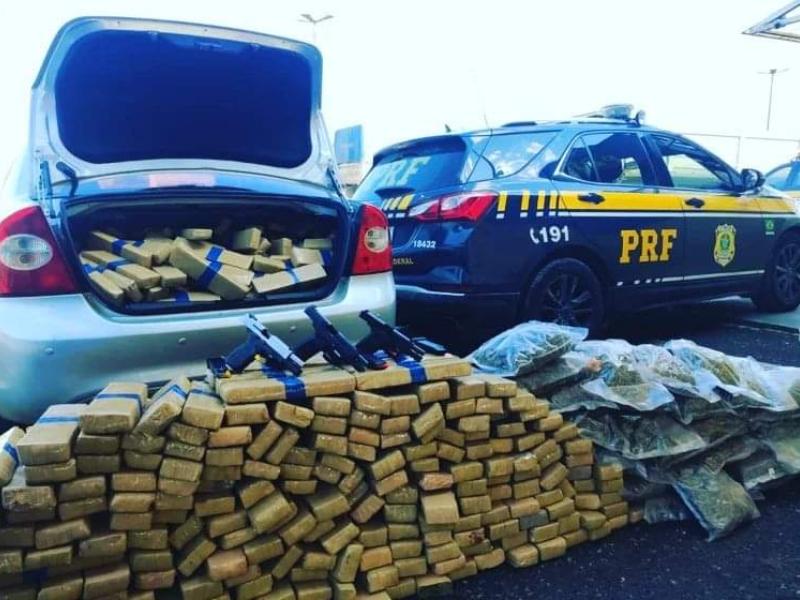 PRF apreende menor com quase meia tonelada de maconha e três pistolas