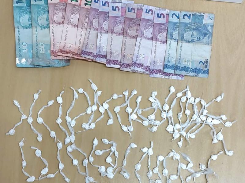 Indivíduo foi preso por tráfico de drogas em abordagem da Polícia Militar
