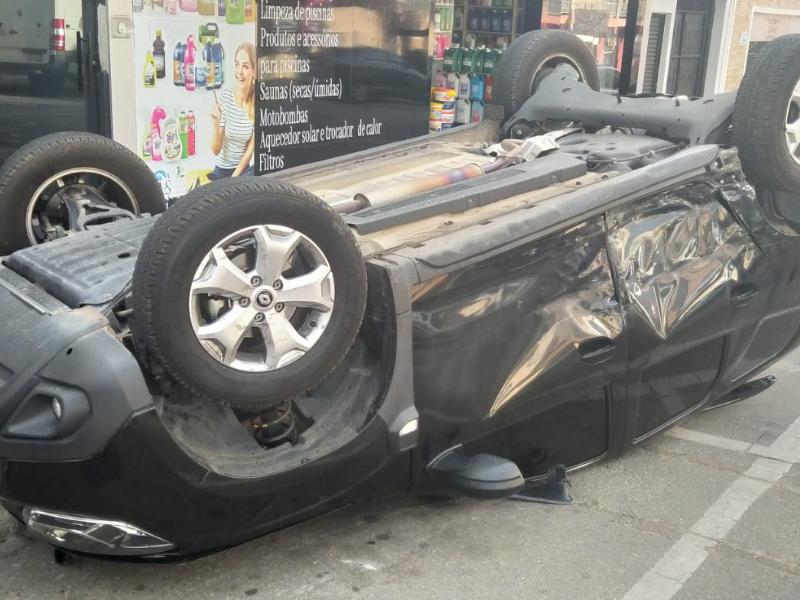 Duster capota no centro de Campo Largo após colisão com outro veículo