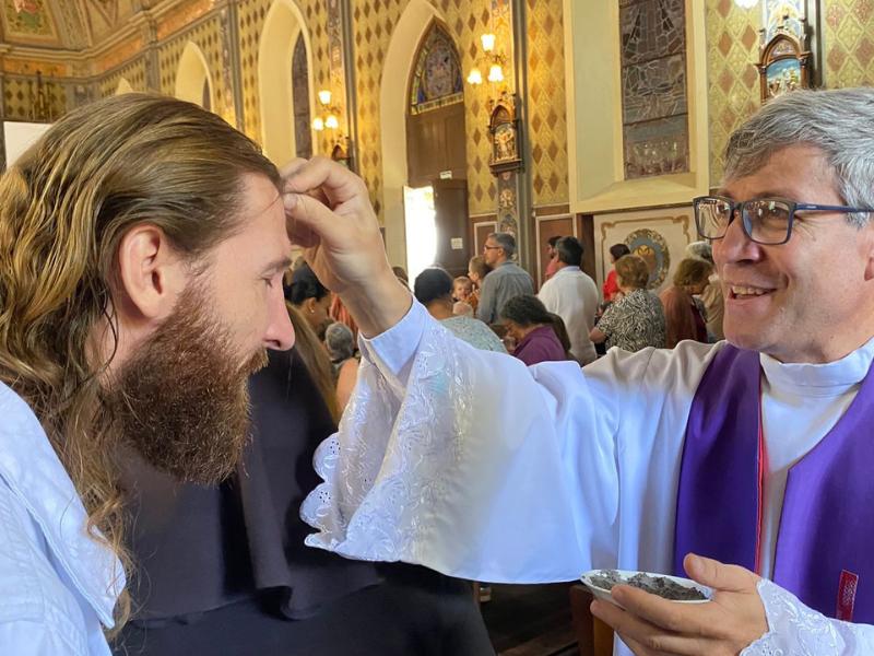 Centenas de pessoas reunidas na Igreja Matriz para a celebração da Quarta-Feira de Cinzas