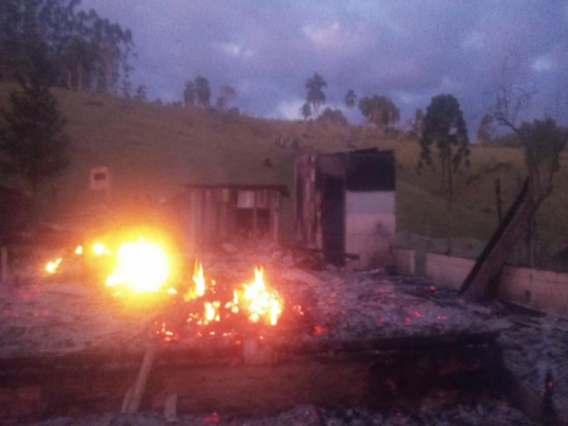 Incêndio destrói por completo uma residência na região do Carazinho, no interior de Campo Largo 