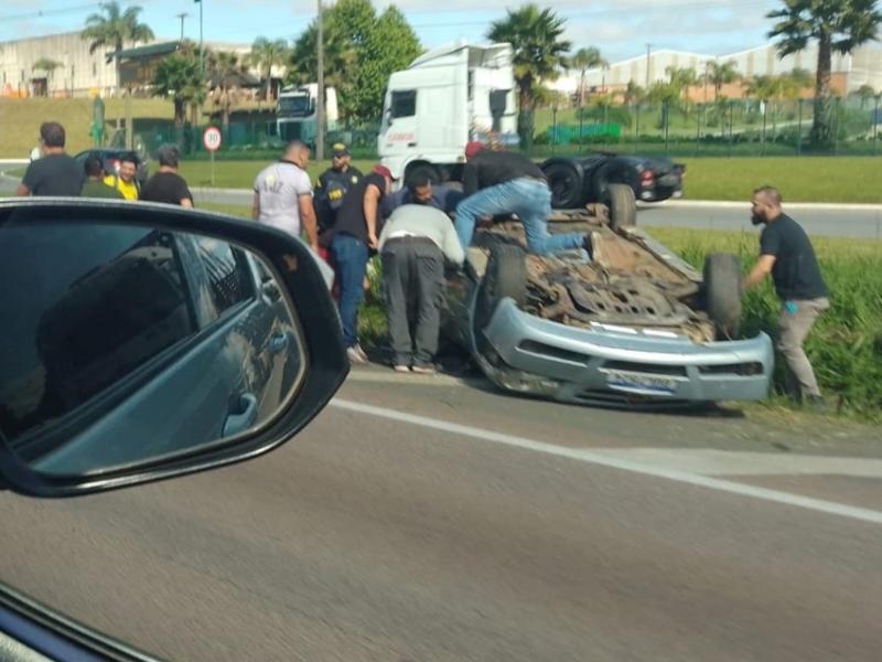 Colisão seguida de capotamento no Km 108 da BR-277 deixa dois feridos 