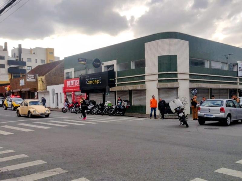 Colisão no Centro de Campo Largo entre Gol e uma Bros deixa condutor de moto ferido